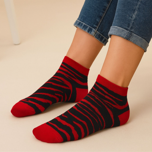Rot-schwarze Knöchelsocken im Zebralook