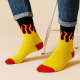 Lange Socken mit gelb-roten Flammen Motiv