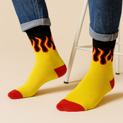 Lange Socken mit gelb-roten Flammen Motiv