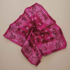 Urbaner Style: Baumwoll-Bandana in Pink-Magenta mit Batik-Optik